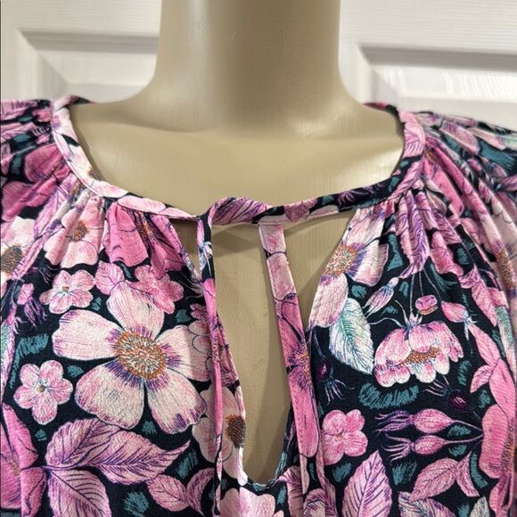 KAREN KANE PINK FLORAL PRINT TIE NECK DOLMAN BLOUSE. - Picture 3 of 9